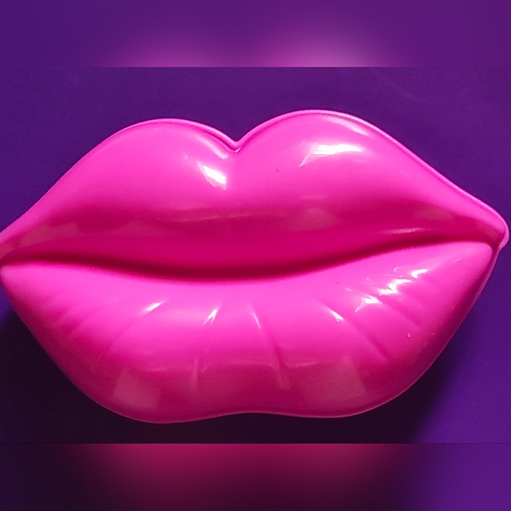 Pink Lip-Shaped Mirror & Detangler
